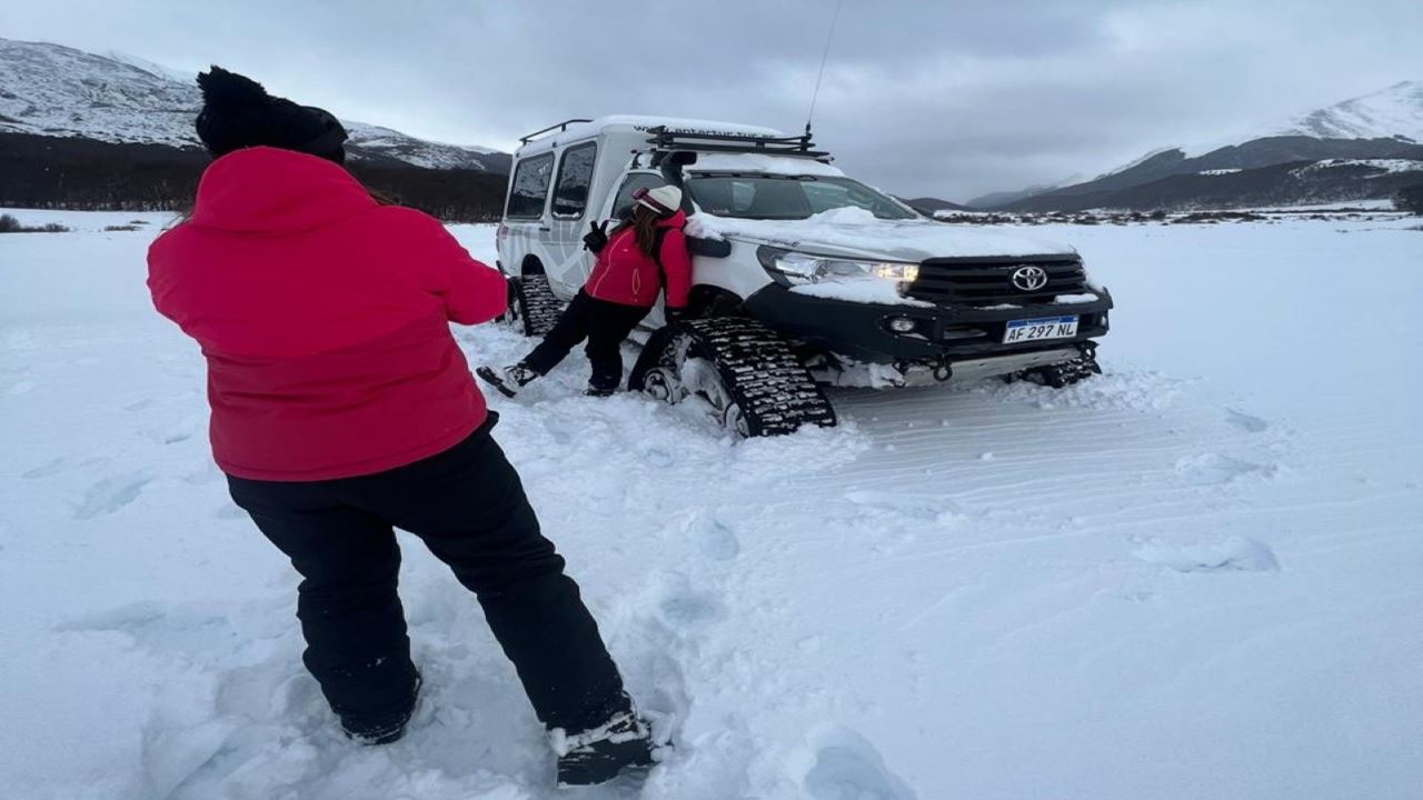 Full-day Winter Experience With Huskies, Snowshoes, And Snowmobile (6)