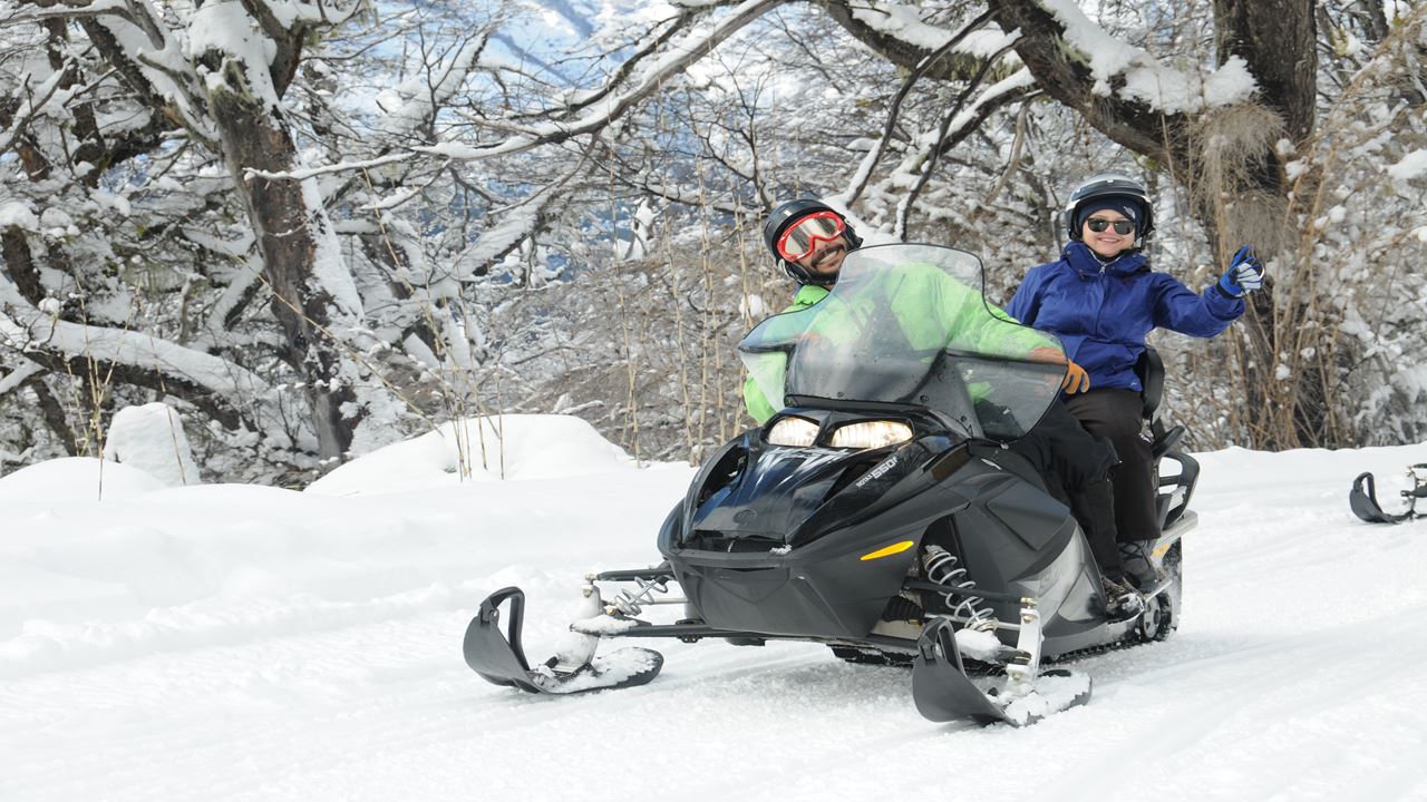 Fondue E Motos De Neve Ao Pôr Do Sol No Cerro Catedral